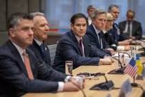 Đặc phái viên Mỹ Steve Witkoff, Ngoại trưởng Marco Rubio tại cuộc họp với các quan chức Ukraine hôm 30/11. Ảnh: Reuters.