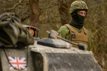 Một binh sĩ Ukraine đang huấn luyện trên hệ thống pháo tự hành 155mm ở miền Nam nước Anh, ngày 21/2/2023 (Ảnh: Getty)