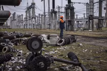 Một trạm biến áp cao thế của nhà máy điện Ukrenergo ở Ukraine bị phá hủy một phần sau khi trúng tên lửa. Ảnh: Getty.