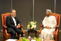 Bộ trưởng Ngoại giao Iran Abbas Araghchi gặp người đồng cấp Oman Sayyid Badr Albusaidi trước cuộc đàm phán với đặc phái viên Trung Đông của Mỹ Steve Witkoff tại Muscat, ngày 12/4. Ảnh: Reuters.