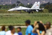 Một máy bay chiến đấu MiG tại Triển lãm Hàng không Công nghiệp ở Maracay, Venezuela hôm 29/11. Ảnh: Reuters.