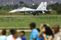 Một máy bay chiến đấu MiG tại Triển lãm Hàng không Công nghiệp ở Maracay, Venezuela hôm 29/11. Ảnh: Reuters.