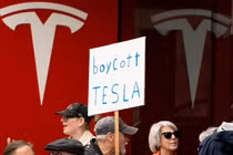 Những người biểu tình phản đối Elon Musk và Tesla ở Seattle, Mỹ vào tháng trước. Ảnh: Getty.