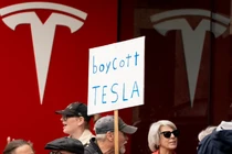 Những người biểu tình phản đối Elon Musk và Tesla ở Seattle, Mỹ vào tháng trước. Ảnh: Getty.