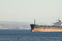 Nhiều tàu thương mại phát tín hiệu giả để tránh bị tấn công khi đi qua Biển Đỏ, Vịnh Ba Tư. Ảnh: Getty.