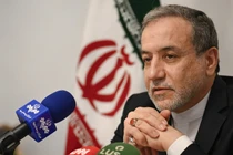 Bộ trưởng Ngoại giao Iran Abbas Araghchi phát biểu với các nhà báo. Ảnh: Getty.
