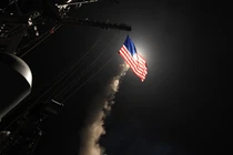 Một tàu chiến của Mỹ phóng tên lửa hành trình Tomahawk về phía Syria vào ngày 7/4/2017. Ảnh: Getty.