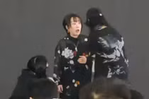 Buổi biểu diễn của ca sĩ Nhật Bản Maki Otsuki tại một sự kiện anime ở Thượng Hải đã bị dừng đột ngột. Ekip của cô cho biết cô đã "trở về nhà an toàn". Ảnh: SCMP.