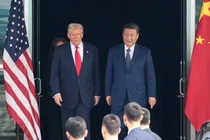 Tổng thống Mỹ Donald Trump và Chủ tịch Trung Quốc Tập Cận Bình bước ra sau cuộc gặp song phương tại Sân bay Quốc tế Gimhae, bên lề hội APEC tại Busan, Hàn Quốc ngày 30/10. Ảnh: Reuters.