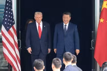 Tổng thống Mỹ Donald Trump và Chủ tịch Trung Quốc Tập Cận Bình bước ra sau cuộc gặp song phương tại Sân bay Quốc tế Gimhae, bên lề hội APEC tại Busan, Hàn Quốc ngày 30/10. Ảnh: Reuters.