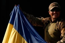 Một lính đánh thuê nước ngoài cầm cờ Ukraine (Ảnh: Getty)