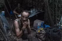 Binh sĩ Ukraine ở vị trí hậu phương ở Pokrovsk, vùng Donetsk trong tháng 7/2024. Ảnh: Getty.