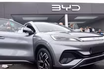 Chiếc SUV điện Atto 3 do hãng xe Trung Quốc BYD sản xuất được trưng bày tại triển lãm thương mại xe điện ở Farnborough, Anh (Ảnh: Reuters)