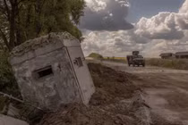 Binh sĩ Ukraine lái xe quân sự bọc thép đi qua cửa khẩu biên giới với Nga đã bị phá hủy ở vùng Sumy vào ngày 14/8/2024 (Ảnh: AFP)