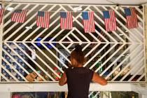 Một khách hàng mua thực phẩm tại một cửa hàng tạp hóa tư nhân ở Havana, Cuba ngày 24/3. Ảnh: Reuters.