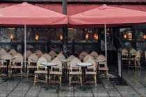 Một nhà hàng không bóng khách ở Paris, Pháp (Ảnh: Bloomberg)