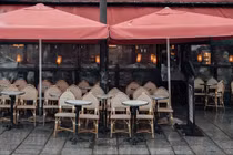 Một nhà hàng không bóng khách ở Paris, Pháp (Ảnh: Bloomberg)