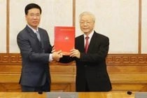 Tổng Bí thư, Chủ tịch nước Nguyễn Phú Trọng trao quyết định cho ông Võ Văn Thưởng. Ảnh TTXVN