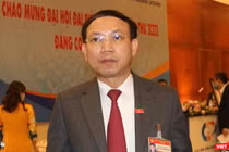 Ông Nguyễn Xuân Ký - Bí thư Tỉnh ủy Quảng Ninh - trả lời báo chí bên hành lang Đại hội Đảng lần thứ XIII. Ảnh: Anh Lê.