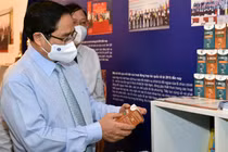 Thủ tướng xem và nghe giới thiệu về một sản phẩm KHCN bảo vệ sức khoẻ.