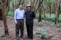 Ông Phạm Minh Chính và tác giả Xuân Ba trong một chuyến công tác.