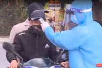 Các lực lượng chức năng được tăng cường tại các chốt chặn ở các khu dân cư, nhất là ở cổng các khu công nghiệp trên địa bàn huyện Cẩm Giàng - Hải Dương.