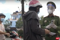 Người dân được cấp giấy đi đường được phép đi xuyên vùng, nhưng phải đúng điểm đến. 