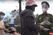 Người dân được cấp giấy đi đường được phép đi xuyên vùng, nhưng phải đúng điểm đến. 