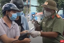 Hà Nội sử dụng đồng thời giấy đi đường thông thường và giấy đi đường có QR code.