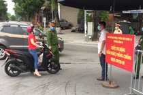 Lực lượng chức năng kiểm tra mọi phương tiện ra vào chốt kiểm soát phòng, chống dịch COVID-19.