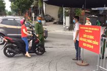 Lực lượng chức năng kiểm tra mọi phương tiện ra vào chốt kiểm soát phòng, chống dịch COVID-19.