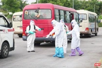 Nhân viên y tế phun khử khuẩn để phòng COVID-19.