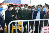 Phó Chủ tịch UBND TP. Nguyễn Đức Thọ trao đổi với lực lượng làm nhiệm vụ tại các chốt cần linh hoạt trong việc kiểm soát và xử lý, ưu tiên cho tất cả các phương tiện và người không có hộ khẩu thường trú tại TP. Hải Phòng qua chốt kiểm soát ra khỏi TP. mà không cần giấy xác nhận. Ảnh: UBND TP. Hải Phòng.