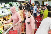 Theo lãnh đạo CDC Hà Nội, có những người dân ở khu phong toả vẫn đi chợ, đi siêu thị khiến cho tình hình chống dịch còn phức tạp.