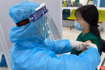 Sáng 8/3, những mũi vaccine COVID-19 của hãng AstraZeneca đã được tiêm cho những người trên tuyến đầu chống dịch, trong đó có các cán bộ y tế.