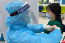 Sáng 8/3, những mũi vaccine COVID-19 của hãng AstraZeneca đã được tiêm cho những người trên tuyến đầu chống dịch, trong đó có các cán bộ y tế.