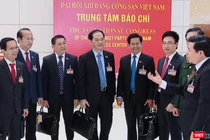 Các Đại biểu khẳng định sẽ sáng suốt lựa chọn các đồng chí tham gia vào Ban Chấp hành Trung ương Đảng khóa XIII đủ đức, đủ tài để cùng Đảng ta quyết tâm xây dựng đất nước ta ngày càng phồn vinh, phát triển.