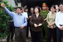 Ông Phạm Minh Chính cùng bà Nguyễn Thị Kim Ngân khảo sát địa điểm sân bay Vân Đồn.