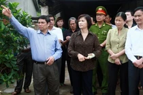 Ông Phạm Minh Chính cùng bà Nguyễn Thị Kim Ngân khảo sát địa điểm sân bay Vân Đồn.