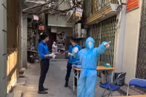 Một điểm xét nghiệm COVID-19 tại ngõ Trung Tả. Ảnh chụp ngày 6/8 - Nguyễn Phan Huy Khôi.