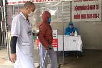 Bệnh nhân chạy thận chu kỳ được sắp xếp lối đi riêng và được nhân viên y tế hỗ trợ tận tâm