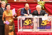 Lãnh đạo Đảng, Nhà nước tham gia bỏ phiếu bầu Ban Chấp hành Trung ương Đảng khoá XIII. Ảnh: Trọng Hải.