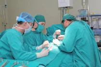 Bác sĩ của Bệnh viện đa khoa Đức Giang phẫu thuật cho bé trai.