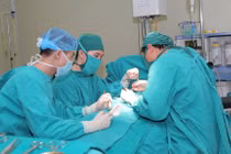 Bác sĩ của Bệnh viện đa khoa Đức Giang phẫu thuật cho bé trai.