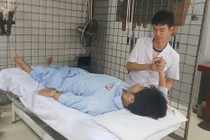 Bác sĩ khám chữa bệnh tại Bệnh viện Hữu nghị đa khoa Nghệ An