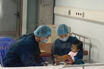 Bác sĩ Bệnh viện Nhi T.Ư chăm sóc cho bé V. sau khi mổ ghép gan.