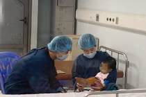 Bác sĩ Bệnh viện Nhi T.Ư chăm sóc cho bé V. sau khi mổ ghép gan.