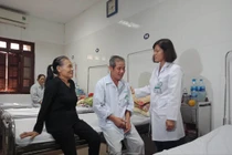 Bác sĩ Hà An chăm sóc cho bệnh nhân tại Viện sức khỏe tâm thần, Bệnh viện Bạch Mai