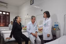 Bác sĩ Hà An chăm sóc cho bệnh nhân tại Viện sức khỏe tâm thần, Bệnh viện Bạch Mai