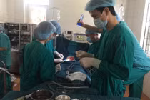 Nhóm bác sĩ của Bệnh viện phẫu thuật cho bệnh nhân